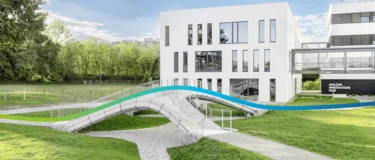 Profesionales y albañiles de la construcción sostenible en México capacitándose en cursos gratuitos de albañilería y construcción de la Academia Holcim, con enfoque en economía circular, Geocycle y bajo carbono.