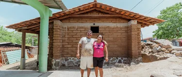 casa-adobe-familia.webp
