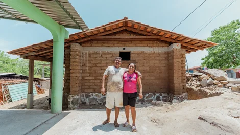 casa-adobe-familia.webp